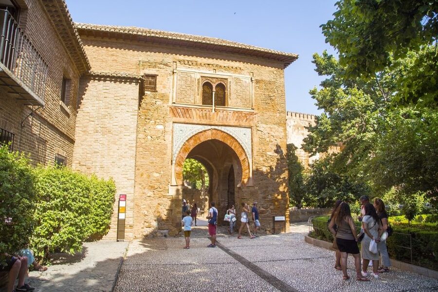 Granada: Combo Alhambra, Albaicín, and Sacromonte Tour - A break before Granada’s old quarters