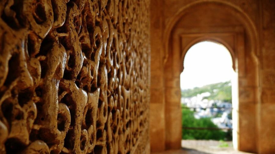 Granada: Fast-Track Alhambra & Nasrid Palaces Guided Tour - Generalife gardens and the role of water