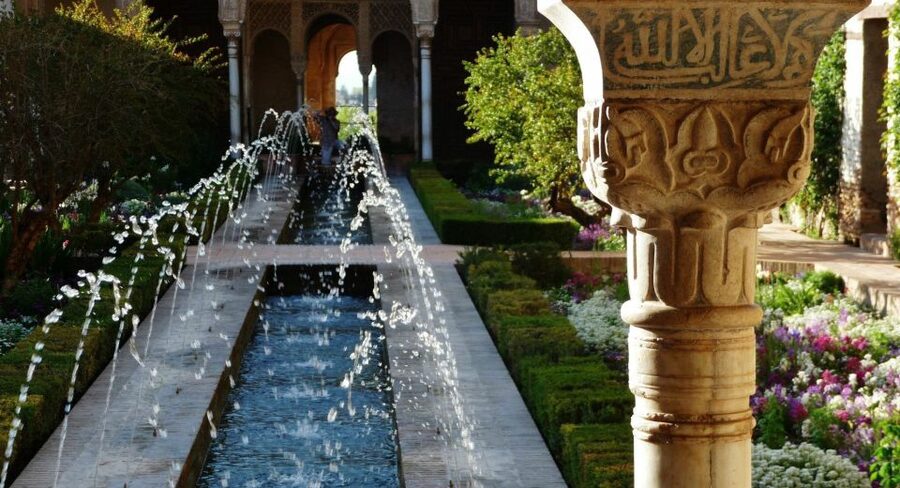 Granada: Fast-Track Alhambra & Nasrid Palaces Guided Tour - Choosing between private, small-group, and regular group tours