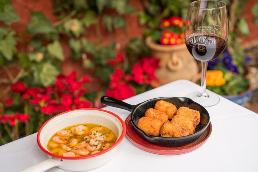 Granada: Flamenco Show with Dinner at Jardines de Zoraya - What your evening at Jardines de Zoraya looks like