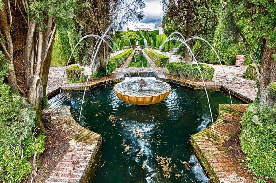Granada: Full Alhambra Premium Guided Tour with Tickets - Why a guided visit helps at the Alhambra