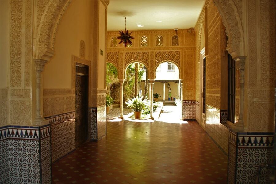 Granada: Gardens of Carmenes Guided Tour - Walking to Carmen de la Victoria