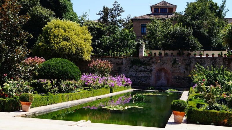 Granada: Gardens of the Alhambra and Generalife Regular Tour - What the guide adds