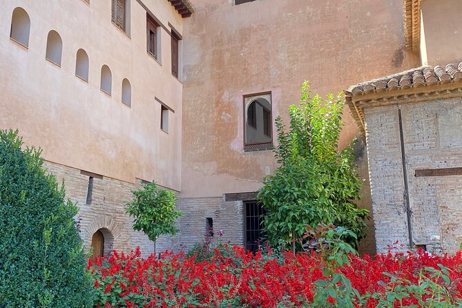 Granada Private Alhambra Tour includes Nazaries Palaces - Generalife gardens and the summer palace