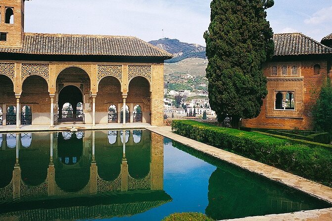 Granada Private Alhambra Tour includes Nazaries Palaces - What the private format changes