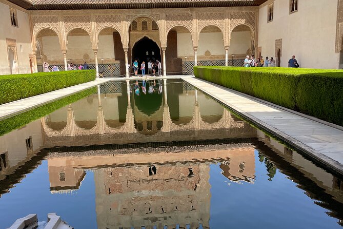 Granada : Private Alhambra Tour + Nazaries Palaces (VIP) - Meeting at Restaurante La Mimbre
