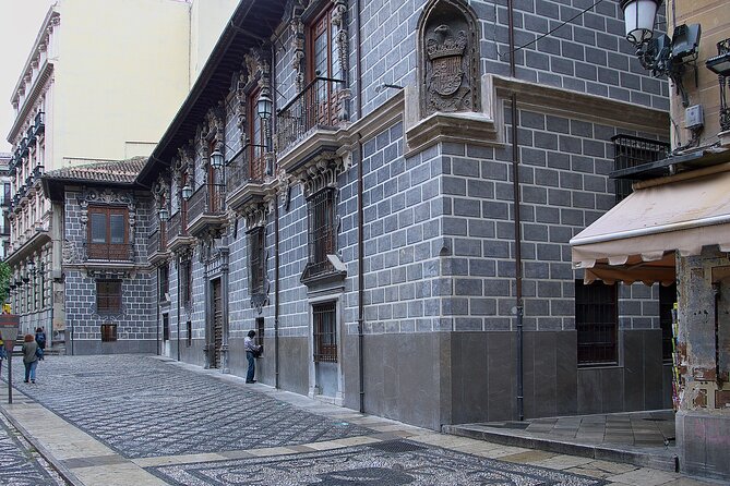 Granada: Royal Chapel guided walking tour - Walking through the former Alcaicería silk market