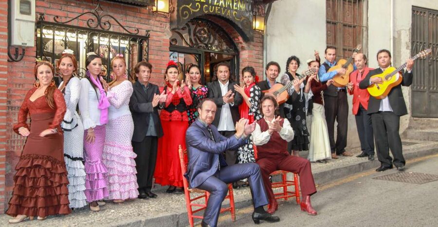 Granada: Sacromonte Caves Flamenco Show with Dinner - Key points to know before booking