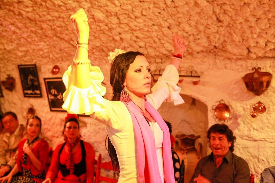 Granada: Sacromonte Caves Flamenco Show with Dinner - Should you book the Sacromonte cave show?