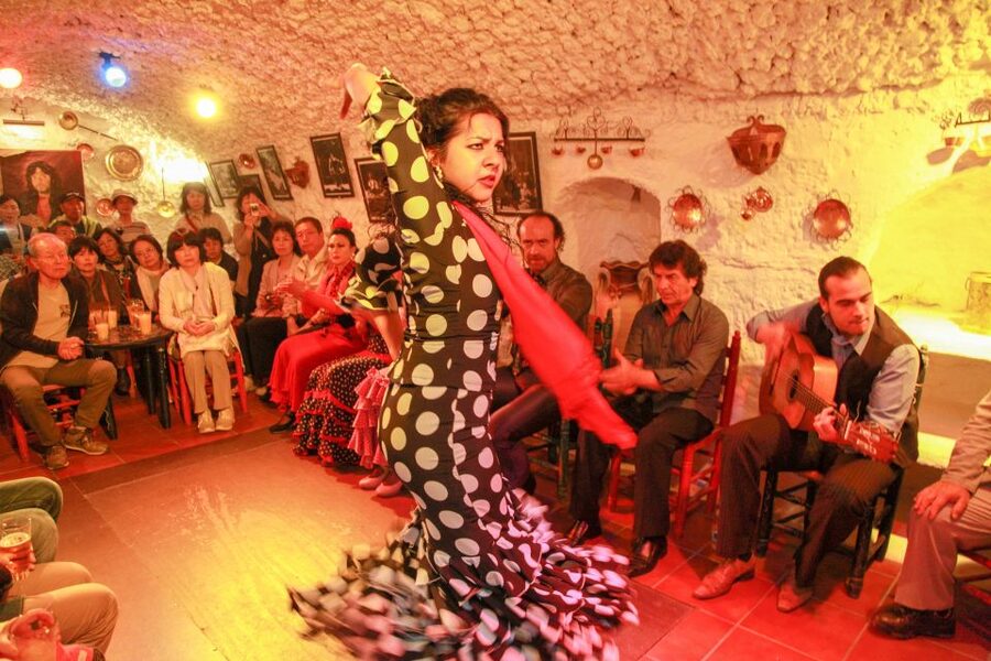 Granada: Sacromonte Caves Flamenco Show with Dinner - Why the Sacromonte cave changes the evening