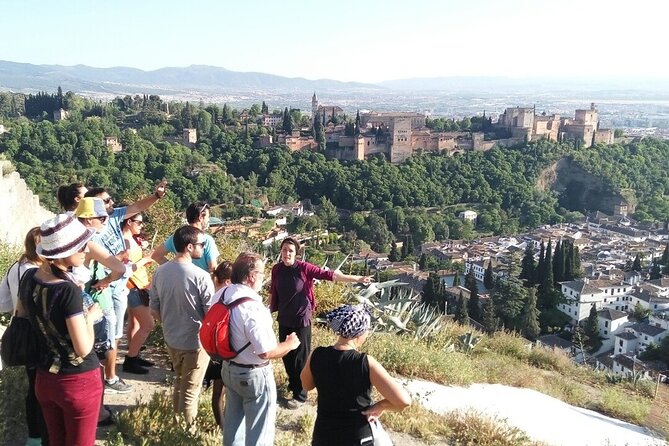 Granada: Sacromonte Private Tour - Seeing Sacromonte through its cave homes
