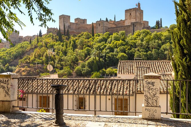 Granada Scavenger Hunt and Sights Self-Guided Tour - The photo tasks add a playful edge