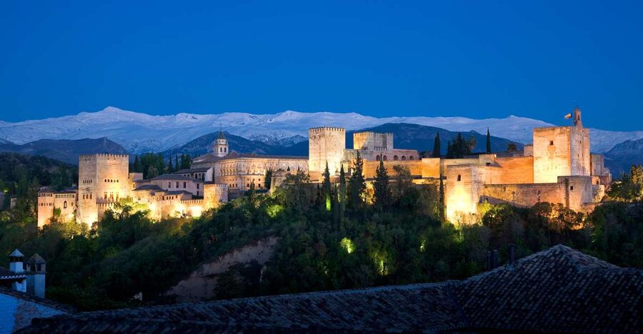 Granada: The Alhambra and Nasrid Palaces Guided Night Tour - Lindaraja corridor and the palace garden