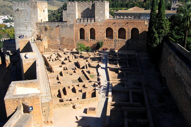 Guided tour of the Alhambra: Generalife and its gardens - Generalife gardens and the Nasrid summer retreat