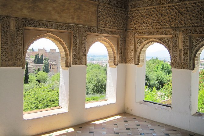 Guided tour of the Alhambra: Generalife and its gardens - Who should book this Granada experience?