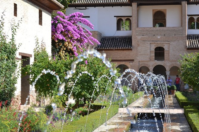 Guided tour of the Alhambra: Generalife and its gardens - Alcazaba fortress and Granada’s early defenses