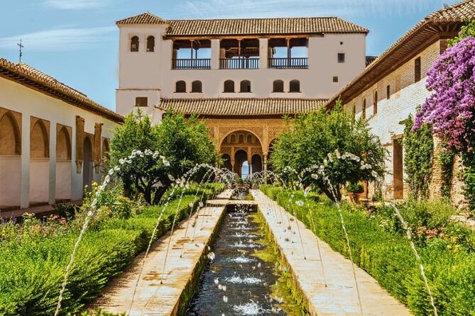 Guided tour to Alhambra with Generalife, Alcazaba and Carlos V - Starting at the Alcazaba and Torre de la Vela