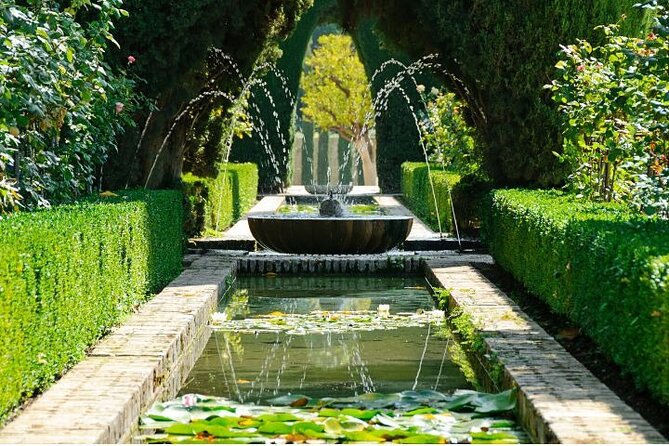 Guided tour to Alhambra with Generalife, Alcazaba and Carlos V - Generalife Gardens on Cerro del Sol