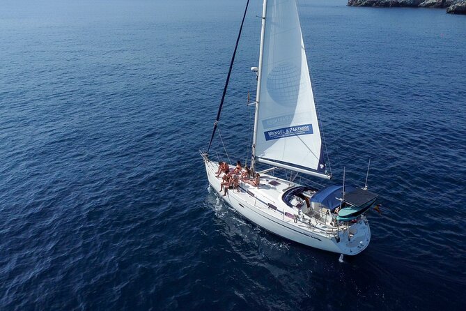 La Herradura: Sailboat with a view of dolphins-Shared - Following the cliffs of Maro-Cerro Gordo