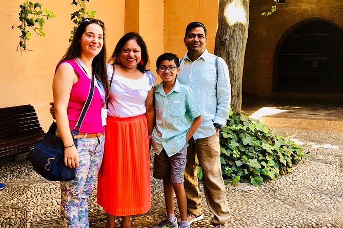 Private Alhambra Highlights Tour Including the Nasrid Palaces - The guides are the main value