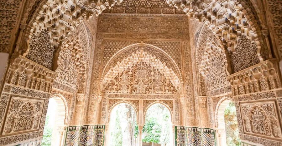 Private tour in all complete complex of Alhambra with ticket - Carlos V Palace and the Christian Chapter