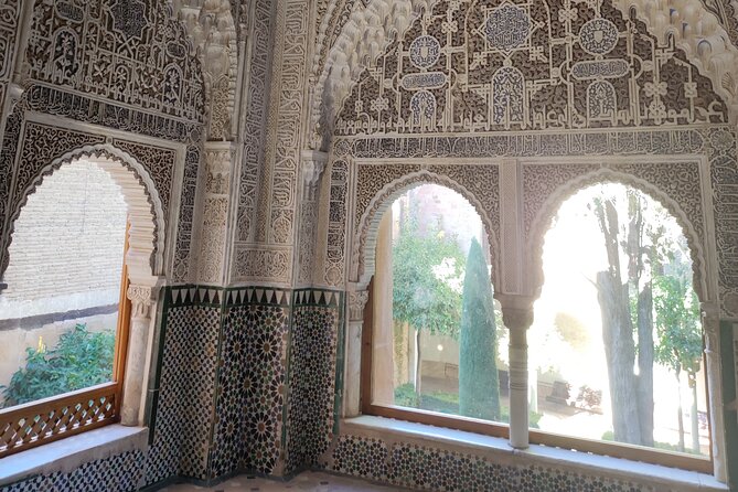 Private Tour of the Alhambra - The Nasrid Palaces and their famous courtyards