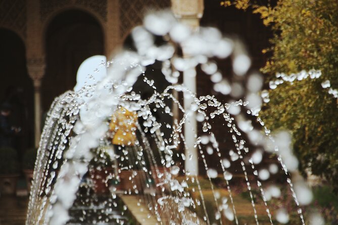 Private Tour of the Alhambra to travel back in time. NO TICKETS - Three hours with a route that makes sense