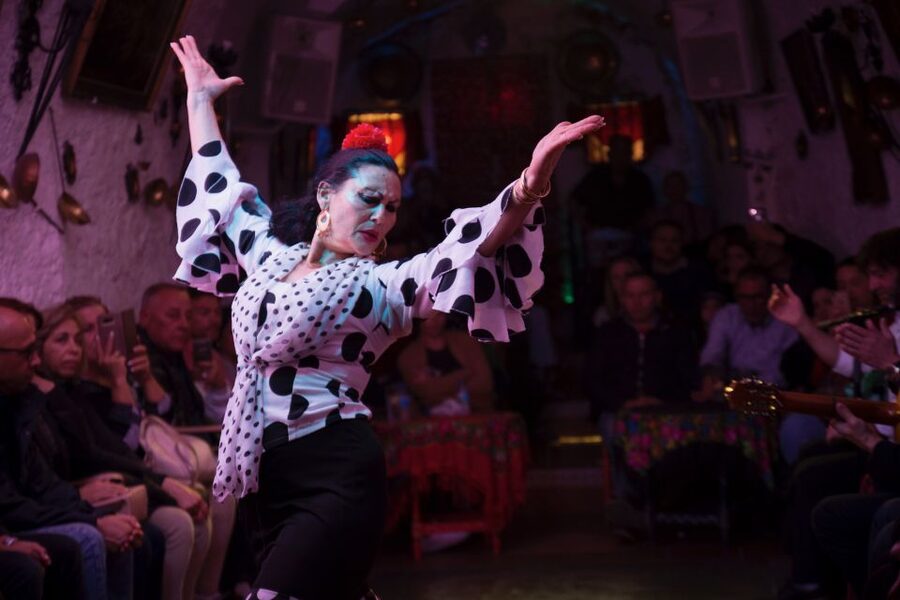 Sacromonte: Flamenco Show at Cuevas Los Tarantos Tickets - The included drink and optional dinner