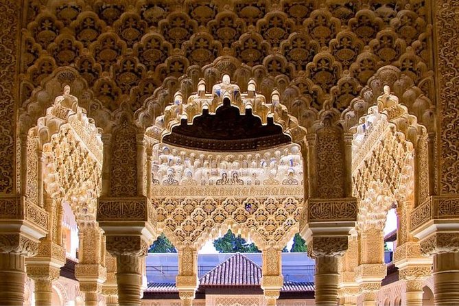 Skip the line: Alhambra Palace and Generalife Gardens Private Guided Tour - Palace of Charles V and the Christian chapter