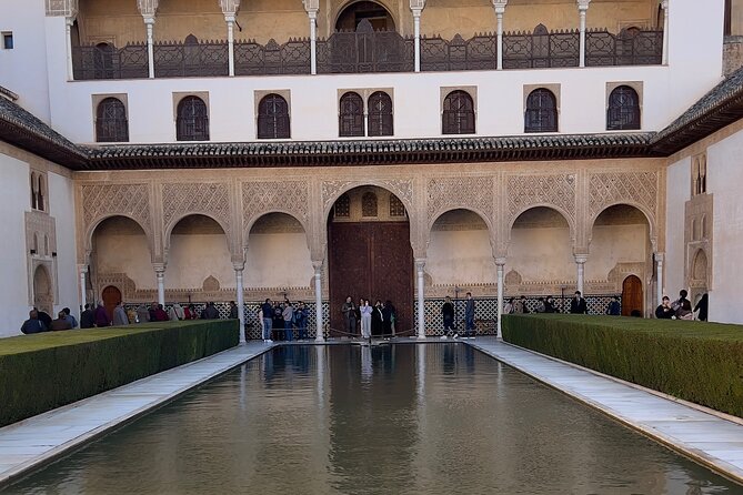 Small group visit to the Alhambra with tickets included - Meeting at the Alhambra and getting started