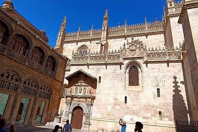 Stroll through Granada: historic center and Albayzín - The Corral del Carbón and Granada’s trading past