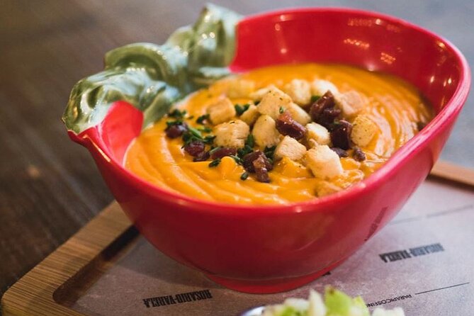 The Granada Evening Tapas Crawl by Food Lover Tour - How the guides shape the evening
