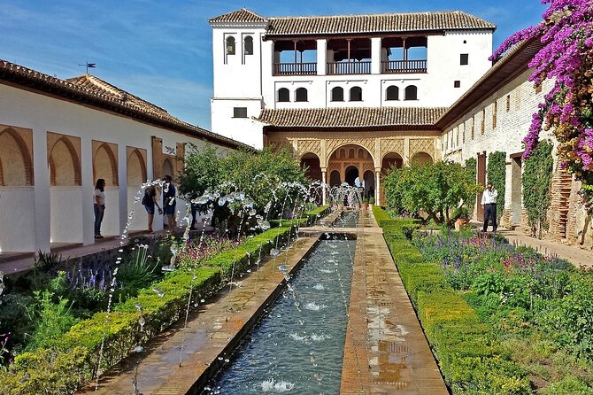 Walking tour in Alhambra, Nasrid Palaces and Generalife - Generalife gardens: the calm opening hour