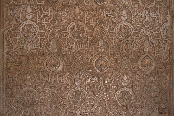 Walking tour in Alhambra, Nasrid Palaces and Generalife - Live guide or audio app?